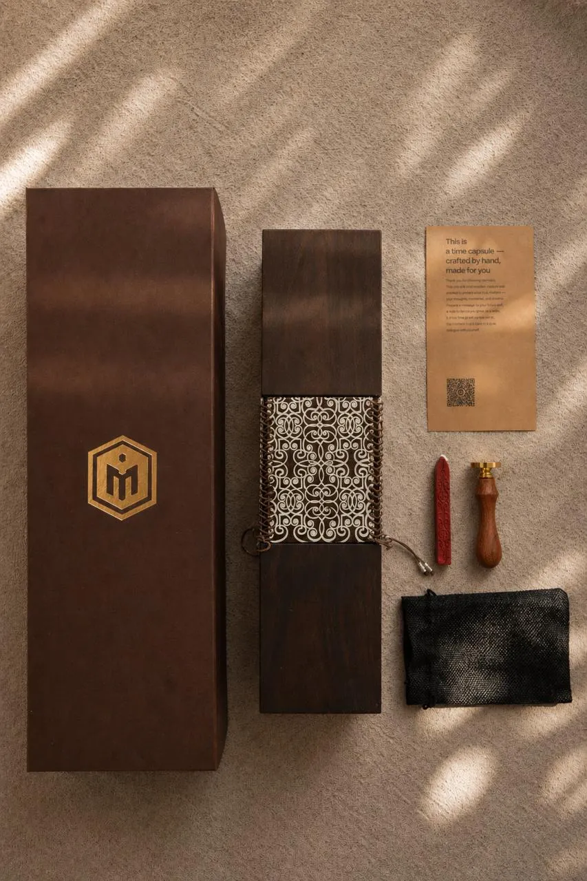 A Memora capsule delivered with its box, wax seal, pouch and hand-written card